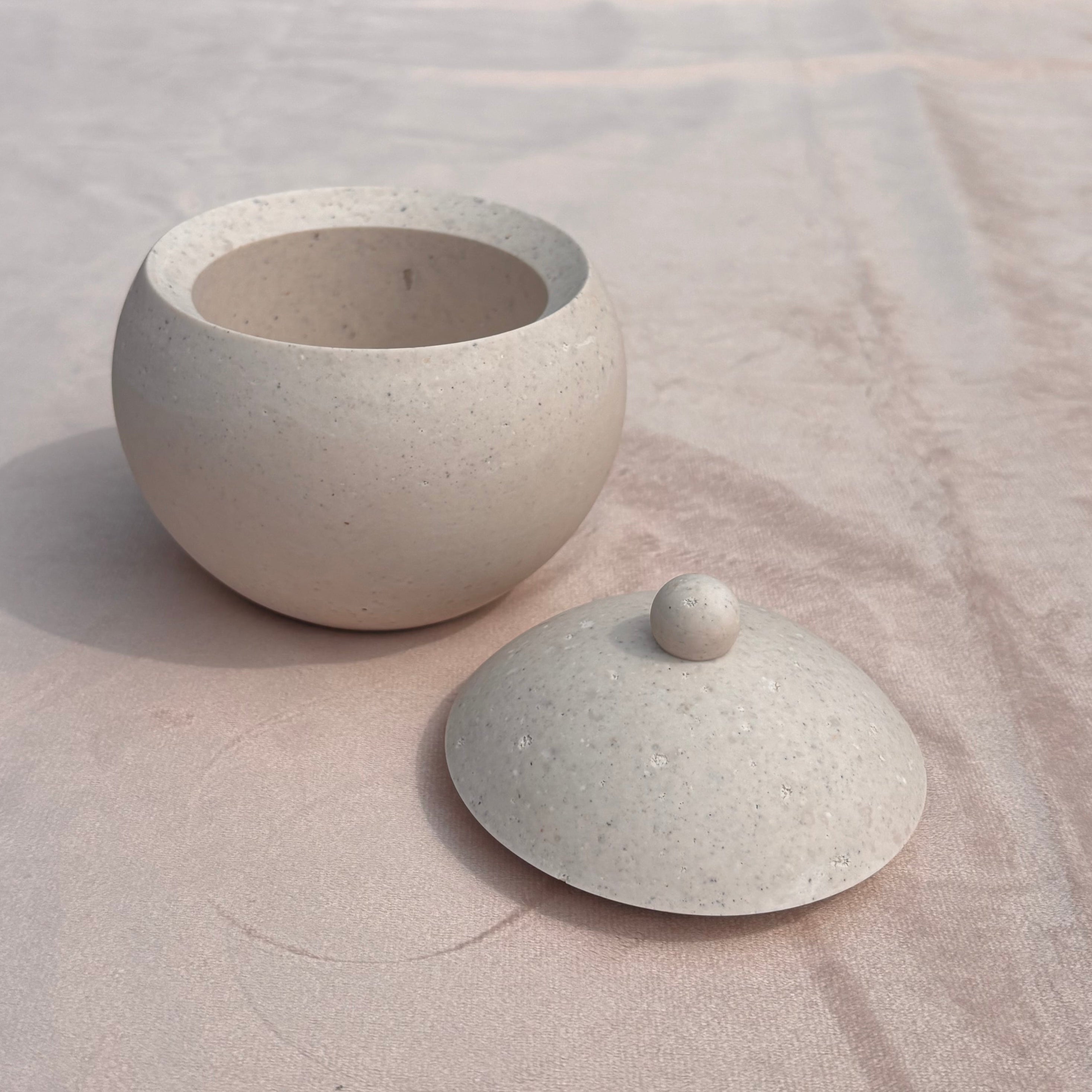 Afterstone ash into stone spherical pot with lid